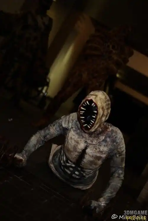 超恐怖寂静岭cos的怪物逼真程度让人叹服