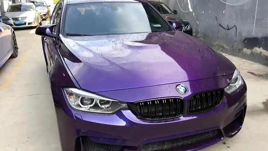 杭州汽车改色贴膜,宝马3系车身改色,漆面超亮金属葡萄紫贴膜