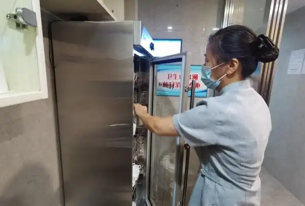 吴宫大酒店消毒间为了尽量减少人员接触,吴宫大酒店还安排了智能机器