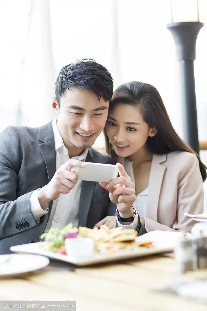 年轻情侣在餐厅里拍照