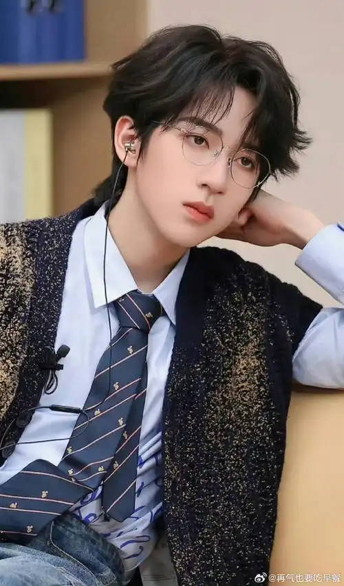 后续更有小贺哥哥多姿多彩有趣可爱且传奇的偶像事迹记录哦～贺峻霖