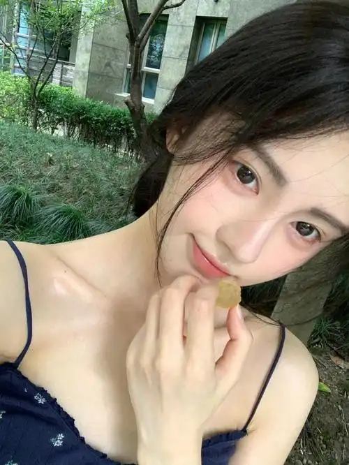 鞠婧祎 白色蛋糕裙造型 夏天就是要穿吊带呀 ～ 暗恋像一颗颗的青梅果