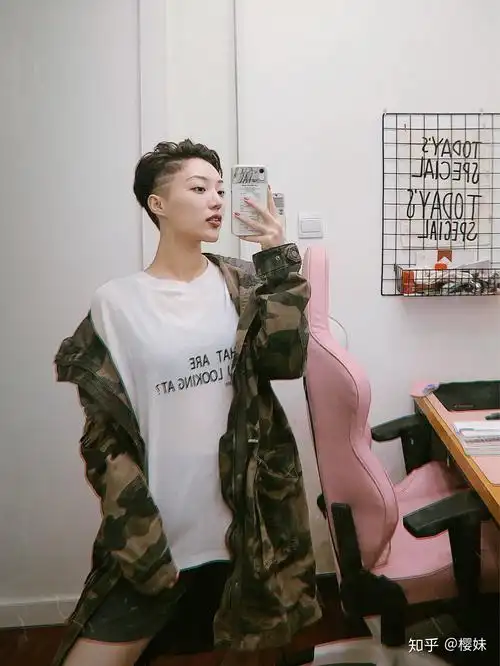 女生超短发两边剃掉是什么样子