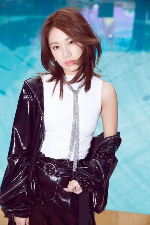 程砚秋最新写真曝光 双面look演绎双重人生