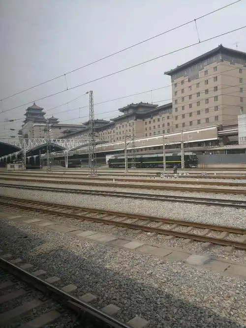 火车驶出北京西站