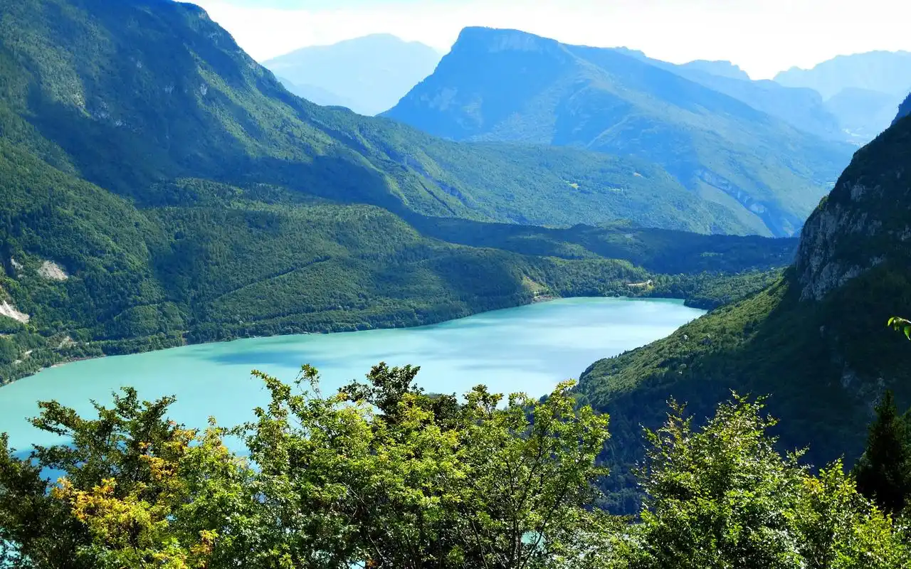 唯美秀丽的湖泊风景图片桌面壁纸