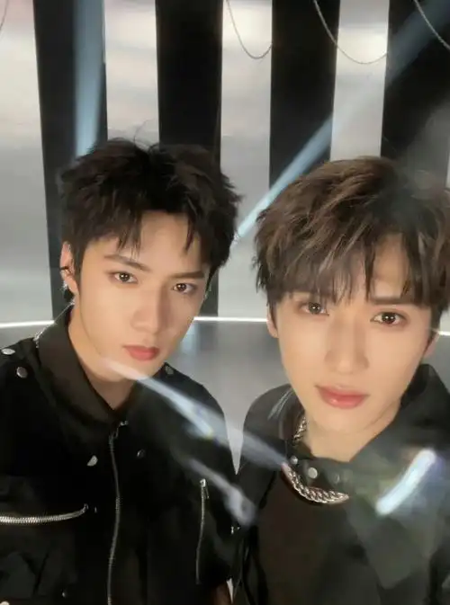 严浩翔晒合照祝刘耀文成年