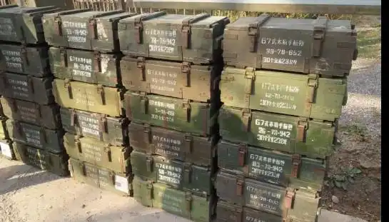 提前准备好的弹药箱,笔者试着拎了一下,还挺沉