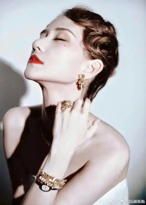 何超莲复古红唇泪痣妆##何超莲露肩波浪盘发