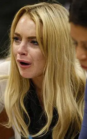 林赛-罗韩缓刑期间偷项链获刑 被判停尸房服务