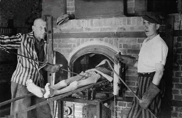 犹太人走进毒气室前纳粹骗他们是去洗澡还提醒他们小心烫