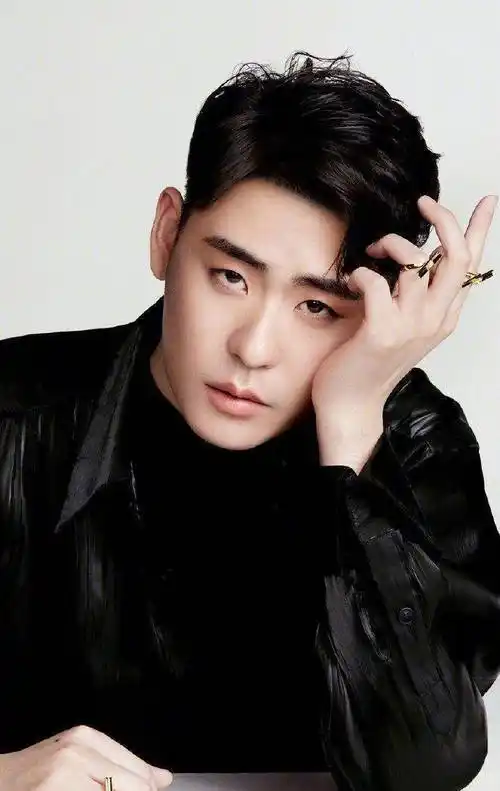 张云雷的这一身黑色西装也是帅气到不行,黑色的外套内搭黑色的时尚