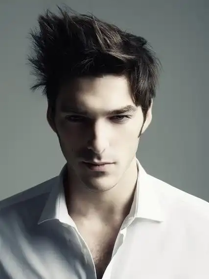 时就被称呼"完美得像梦""全世界最美的面容""气质百变美男"等众多称号