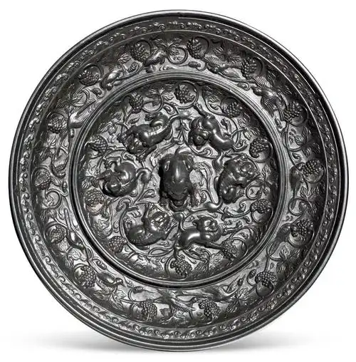 1130 瑞兽葡萄纹镜