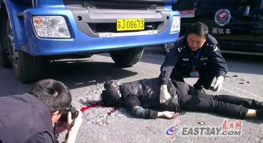 沪一大货车转弯碾压电瓶车 骑车女子不幸死亡