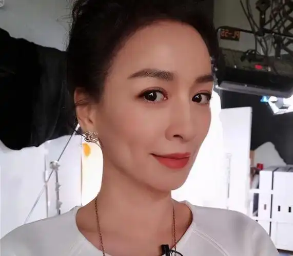 众所周知,张庭是出了名的"不老女神",1970年出生的她今年已经50岁了