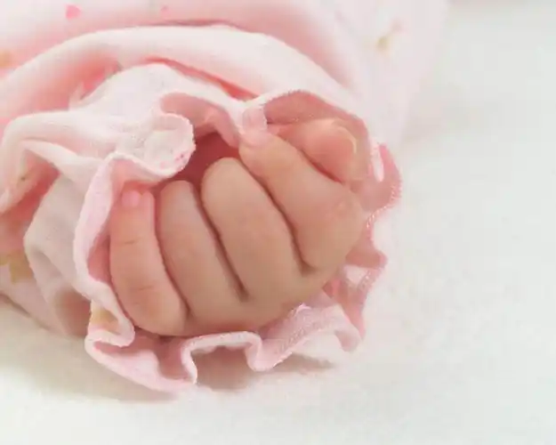 东方人,婴儿,儿童,手,一个人,横图,俯视,室内,特写,白天,白色背景