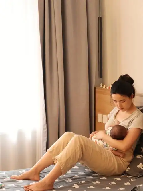 哺乳照在家拍照家庭纪实自拍