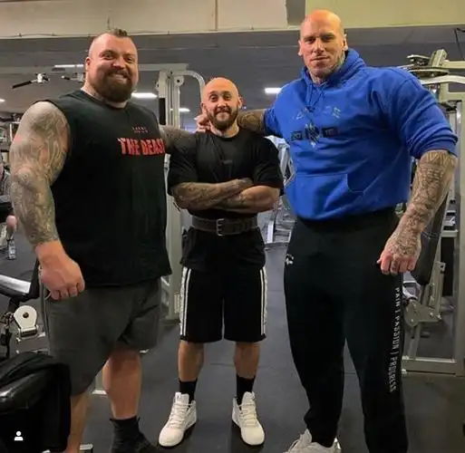 英国"牛魔王",巨石强森的加大版,真的太强了!