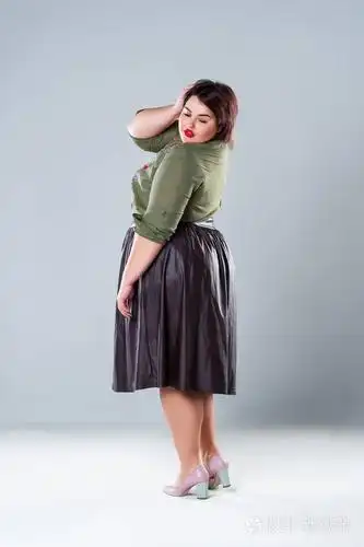 加码时尚模特休闲服装胖女人灰色工作室背景超重女性身材