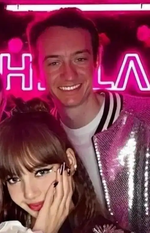 lisa疯马秀脱衣舞门票被抢光粉丝们破防了