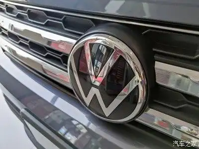 车标采用了大众最新的车标,也是更加的年轻时尚了,相比于之前的vw标