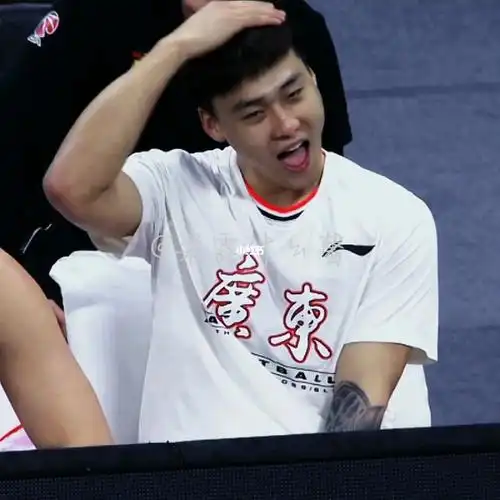 关于赵睿场下闲的变傻子搞笑行为