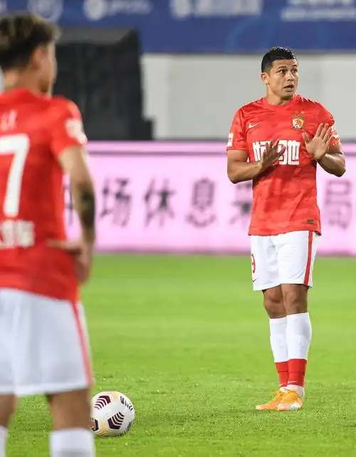 足球中超广州队战平广州城队