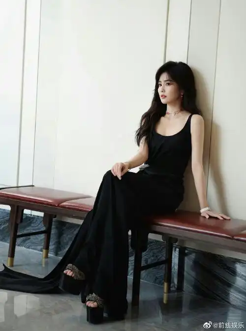 白鹿白裙vs黑裙##白鹿高跟鞋跟好高