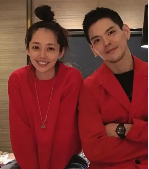 郭碧婷穿宽松长裙挺大肚孕相明显,身份证上还是显示单身|裙子|向佐