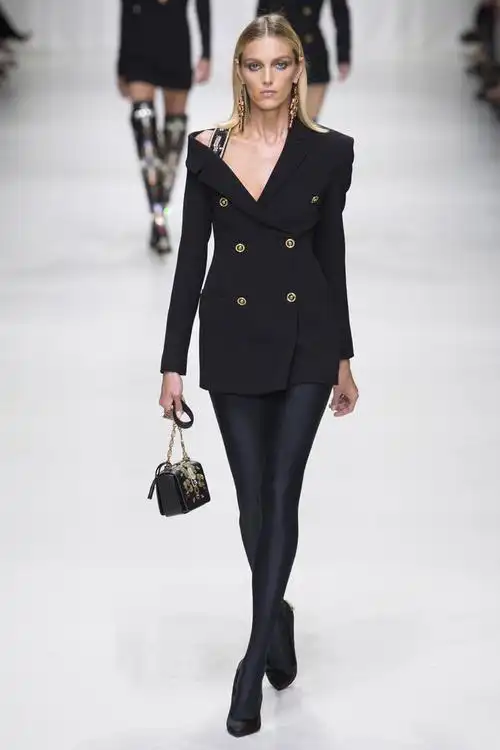 意大利奢侈品牌 versace 2018 春夏高级成衣 本季系列是一场对已故