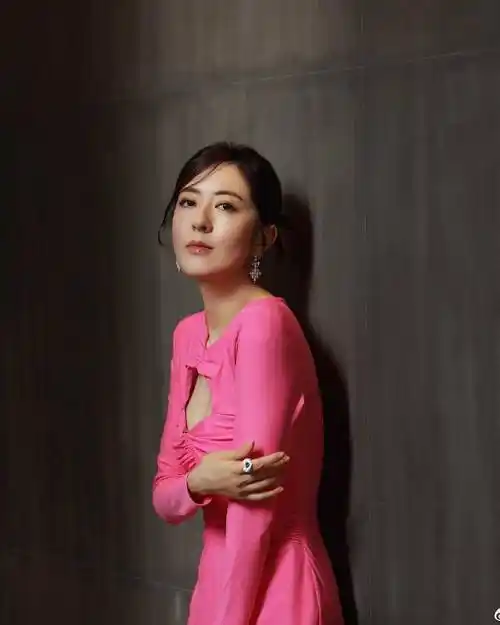 这是唐诗咏出席活动时,与知名女星毛舜筠一起合照.