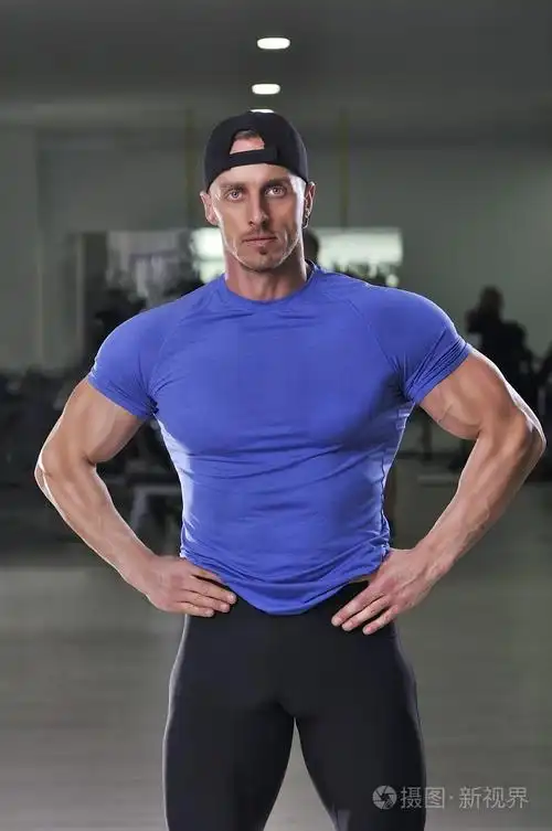 与完美手臂和胸部肌肉强壮健美