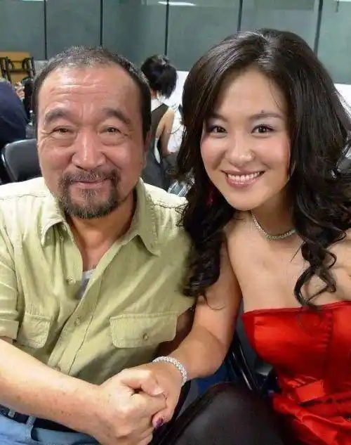 73岁李保田一家近照,妻子年轻时也是大美人,儿媳颜值太漂亮_胡英_李彧