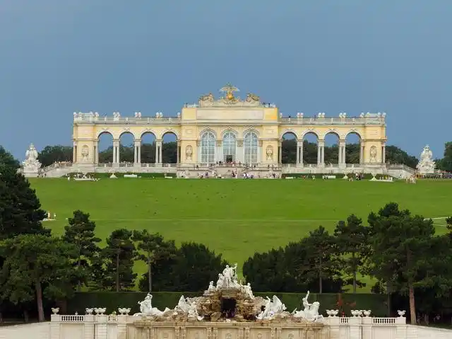 的法式风格,它来源于法国凡尔赛宫—以精致典雅的宫廷建筑闻名于世,是