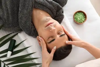 在美容院接受面部按摩的男士照片