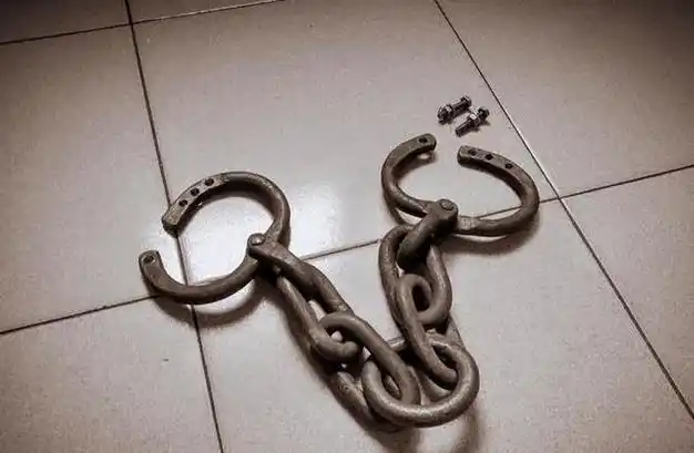 为什么死刑犯会一直戴着手铐脚镣?脚镣一般多重?