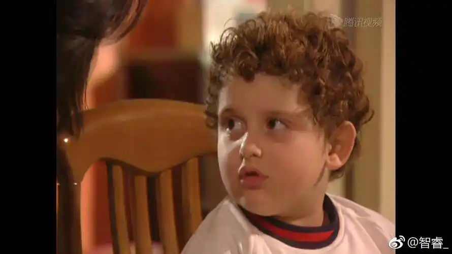 还记得摩登家庭的卷毛雅各布吗,长大了这个样
