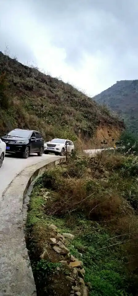 这就是我们贵州的山,真是山路十八弯