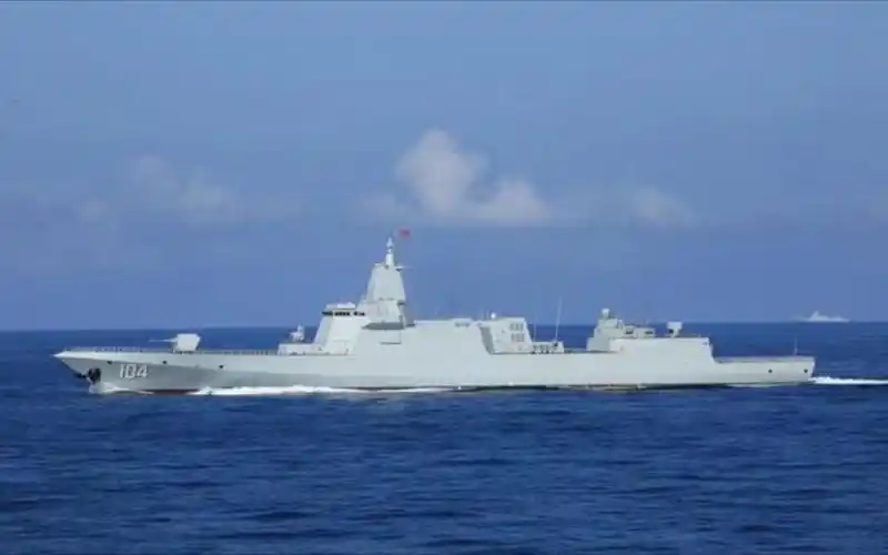 055型驱逐舰"无锡舰"通过全训考核形成战斗能力