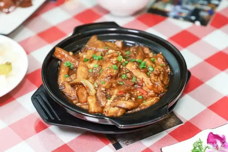 一道风味独特的咸鱼茄子煲,咸香下饭,吃过一定忘不了