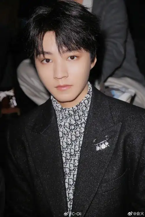 王俊凯被评为时装周最佳街拍造型