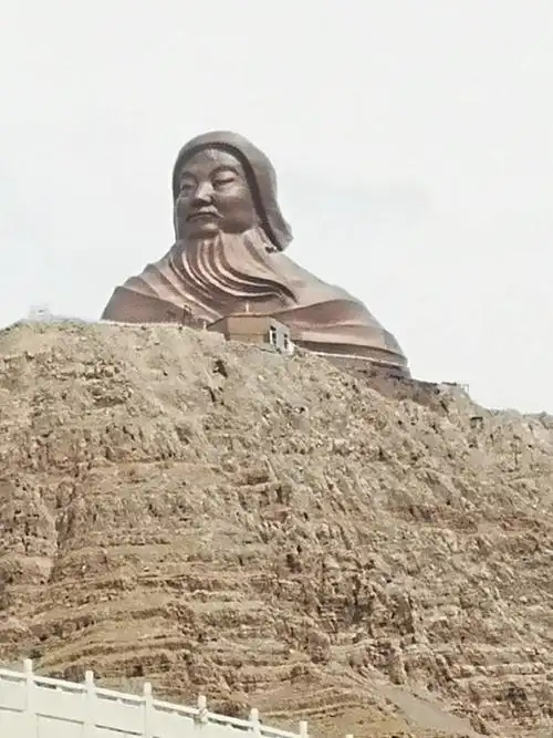 山顶上矗立着89米高的成吉思汗铜像