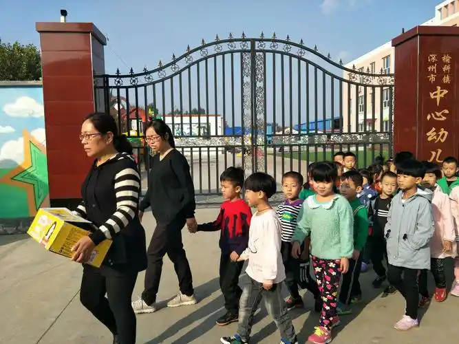 关爱老人,九月九日情暖老人心——榆科镇中心幼儿园走进敬老院