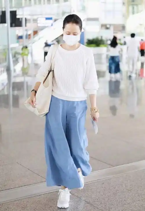 海清的造型够夸张,阔腿裤这样穿也不显矮,她这些搭配很有品位_西装