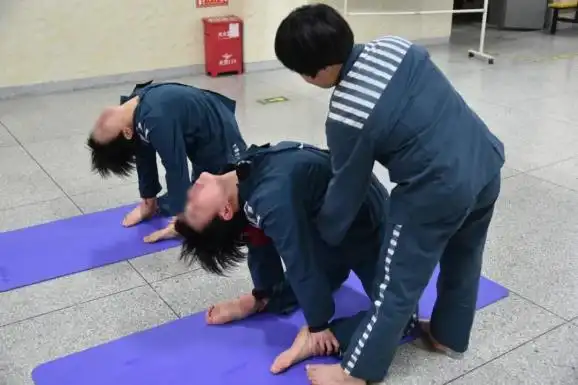 健康,阳光"的改造氛围,帮助服刑人员安心改造,认罪悔罪,重塑自我,争取