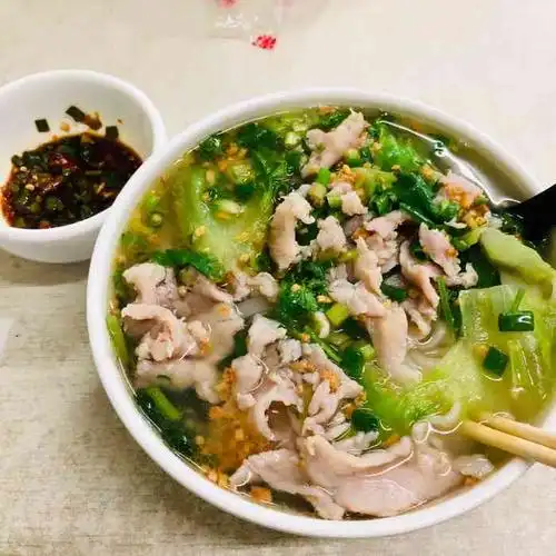 打分 千年不变点了一碗瘦肉汤河粉,猪肉很嫩,蘸辣椒酱好吃