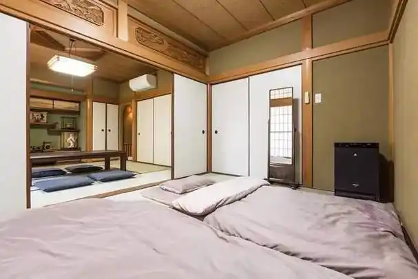 日本人的房间没有床,睡觉也是直接睡在地板上,这里面原因是什么