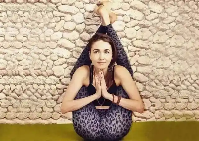 坐姿龟式瑜伽可以加强脊柱,活跃腹部器官,使其保持活力和健康,舒缓