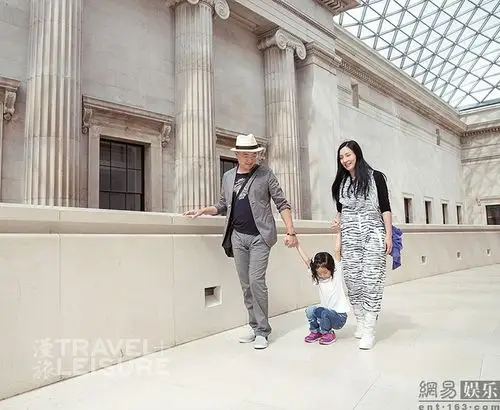 徐峥陶虹携女儿伦敦度假